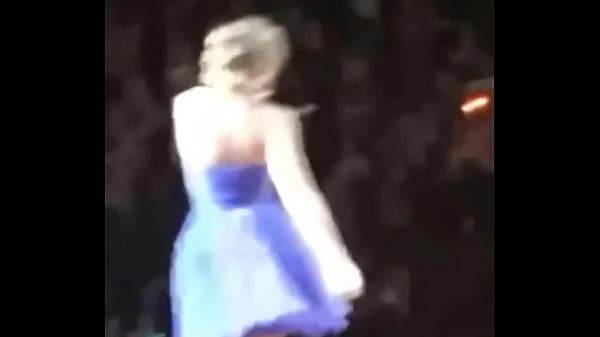 Taylor Swift goes naked on stage