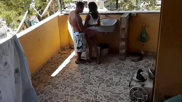 Enteada que estava lavando roupa foi Surpreendida pelo padrasto pervertido que botou ela para chutar seu pênis fuder de quatro.