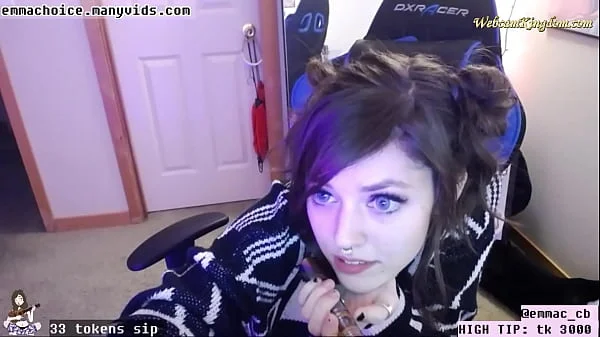 Skinny streamer flashing tits and ass on webcam